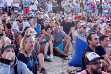 Odessa, Ukrayna -25 Ağustos 2017: büyük kalabalık, müzik sırasında rock konserinde hayranlarını gün boyunca. Seyirci kum Beach müzik ve spor festivali Z-Oyunlar sırasında