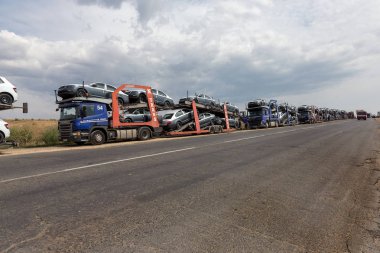 Odessa, Ukrayna 1 Eylül 2017: Araba taşıyıcıları arabaya taşımak. Özel kamyonlar arabayla taşımacılığı. Çok katmanlı ulaşım araçları için özel römork. Arabalar römork taşıma