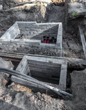 Varna, Bulgaristan - 16 Kasım 2015: İnşaat işçileri olun kentsel Karayolları mühendislik onarır. Onarım ve yedek su, kanalizasyon, elektrik ve kablo döşeme modern optik iletişim