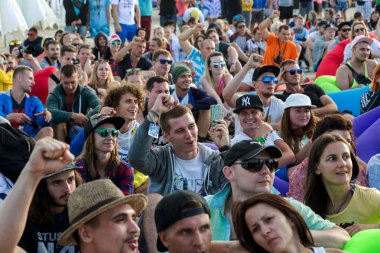 Odessa, Ukrayna -25 Ağustos 2017: büyük kalabalık, müzik sırasında rock konserinde hayranlarını gün boyunca. Seyirci kum Beach müzik ve spor festivali Z-Oyunlar sırasında