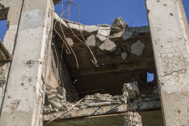 Terk edilmiş bombalama ve yıkılan bina bombardımanı patlama nedeniyle yok. Kabukları, madde işaretleri ve parçalanmak bir savaş kasıp kavuran Bina duvarlarında delikler. Eski yıkık ev