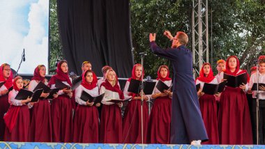 Odessa, Ukrayna - 28 Temmuz 2018: Kilise korosuna açık yaz Tiyatrosu önünde veliler ve konuklar Kiev Rus vaftiz sırasında Ortodoks Christian bayram gerçekleştirir