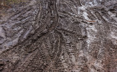 Oto Lastik kil kir kaygan künye. Tekerlek yolda kir off-road. Bir kirli kil road, baharda ıslak. Aşırı off-road sürüş izler. Arabadan izlemek. Arka plan ile yumuşak kısa odak