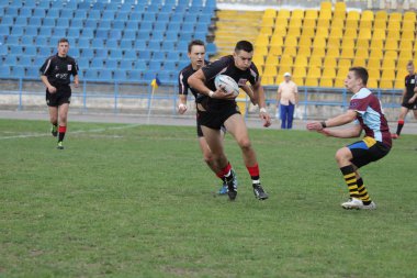 Odessa, Ukrayna - 29 Eylül 2018: Final Oyunları Şampiyonası Ukrayna'nın en güçlü takımları Rugby-7. Rugby topu alan üzerinde. Rugby topu için ağır mücadele sahip. Takım sporcular oyuncular sahada
