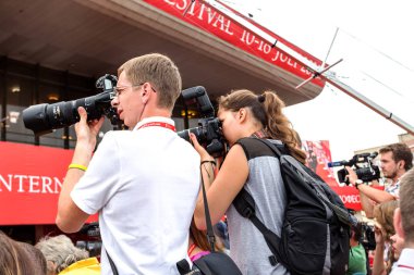 Odessa, Ukrayna - 10 Temmuz 2015: 6 Uluslararası Film Festivali Odessa, kırmızı halı açılış. Bir fotoğrafçı olarak çalıştı. Birçok seyirci ve paparazzi göz alıcı konuklar karşıladı.