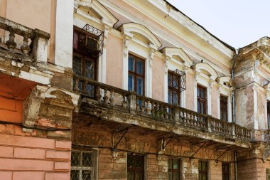 Eski büyümüş harap taş korkuluklar eski antika balkon. Yıkık merdivenler, parmaklıklar. Dekoratif sıva sütunları korkuluklar merdiven, balkon bina harap