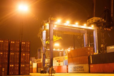 Odessa 27 Kasım: konteynerler içinde iyichevck seaport Denizcilik gemi üzerinde gece, gündüz, 27 Kasım 2012 yükleme boşaltma odessa, Ukrayna