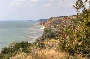 Çevreye zararlı bir bölgede dağ heyelan. Yeryüzündeki büyük çatlaklar, toprak yolu kapatan büyük katmanların inişi. Dağ yamacının yamacında baraj tehlikesi