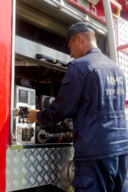 Odessa, Ukrayna - 5 Ağustos 2017: itfaiyeci itfaiye arabası üzerinde. Yangın söndürme araç açık havada özel ekipman ile. İtfaiye araçları, su yanma bölgesi. İtfaiye su