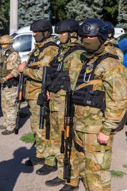 Odessa, Ukrayna - 1 Ağustos 2018: özel kuvvetler Ukraynalı polis özel silahlar ile tam savaş formunda saflarında. Urkainain özel kuvvetler çevik mukabele polis, Anti-terör asker