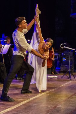 Odessa, Ukrayna - Ağustos 8,2018: bale dansçıları çifti ise şarkı şarkıcı aşkın romantik dansı dans etmek. Kadın ve erkek birlikte beyaz dans sahnede dans ediyorlar. Bale ve modern koreografi