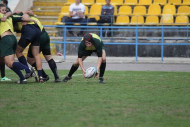 Odessa, Ukrayna - 29 Eylül 2018: Final Oyunları Şampiyonası Ukrayna'nın en güçlü takımları Rugby-7. Rugby topu alan üzerinde. Rugby topu için ağır mücadele sahip. Takım sporcular oyuncular sahada
