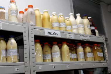 Odessa, Ukrayna - 7 Kasım 2011: Ambar kimyasallar. Mantarlar yeraltı depolama tankları ve palmiye yağı tank üretimi ile şişe. Sürekli kalite kontrol sistemi.