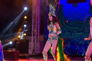 Odessa, Ukrayna Ağustos 6,2018: bir müzik gösterisi. Kadın grup çeşitli modern bale dans. Kabare. Müzikal putlara, kızlar dans eşliğinde modern kabare dansları tiyatro sahnesinde göster