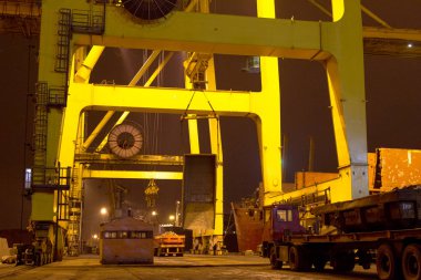 Odessa 27 Kasım: konteynerler içinde iyichevck seaport Denizcilik gemi üzerinde gece, gündüz, 27 Kasım 2012 yükleme boşaltma odessa, Ukrayna
