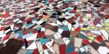 kolaj kiremit dekorasyon, cam mozaik kırık. Seramik yaratıcı zemin zemin döşemeleri için deli arka plan olarak kırık. duvar parçası arka plan olarak farklı tonları mozaiği ile süslüdür