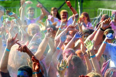 Odessa, Ukrayna - 5 Ağustos 2017: Gençler, bayanlar baylar bayram tatil sırasında renkli toz içine atma iyi eğlenceler. Festivali renkli boya. renkler aşk festival. Renk fest