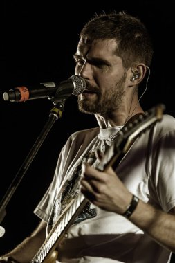 Odessa, Ukrayna-Ağustos 24,2017: popüler Rus rapçi, sahne alanı'ndaki popüler plaj spor ve müzik festivali Z-oyunları rock müzisyeni Noize Mc büyük rock konseri. Rap müzisyen Noize Mc. seçin focu