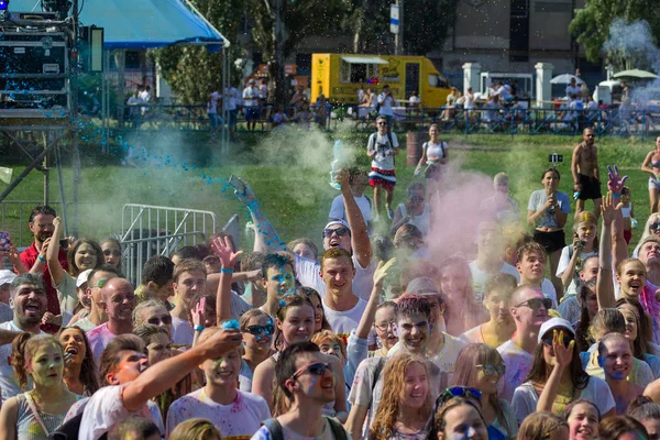 Odessa, Ukrayna - 5 Ağustos 2017: Gençler, bayanlar baylar bayram tatil sırasında renkli toz içine atma iyi eğlenceler. Festivali renkli boya. renkler aşk festival. Renk fest