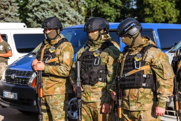Odessa, Ukrayna - 1 Ağustos 2018: özel kuvvetler Ukraynalı polis özel silahlar ile tam savaş formunda saflarında. Urkainain özel kuvvetler çevik mukabele polis, Anti-terör asker