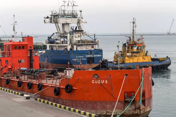 敖德萨 乌克兰 试点拖船拖在一个有雾的日子 2014 日的大海上货船在敖德萨港海港敖德萨 乌克兰 — 图库照片