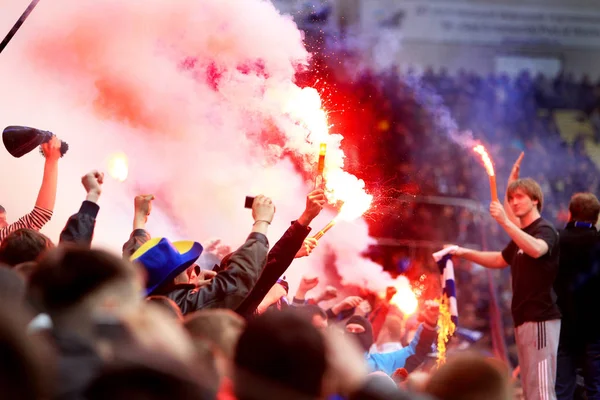 敖德萨 乌克兰 2013年7月10日 情绪足球球迷支持球队在体育场期间的足球俱乐部布尔 2013年7月10日 敖德萨 乌克兰 — 图库照片