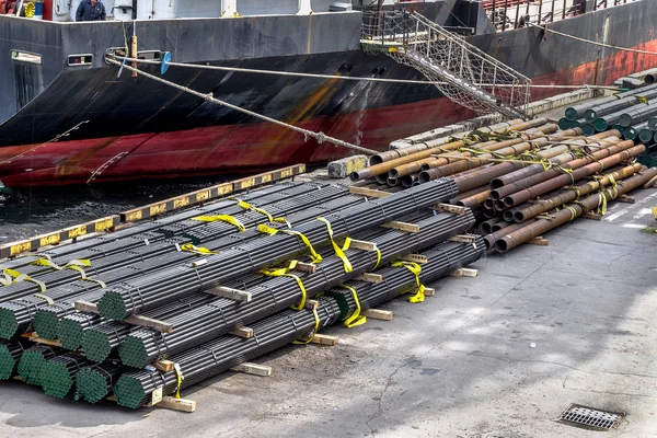 Yuvarlak Kare Metal Borular Takozları Bir Yığın Yığın Etiketlerle Boyutu — Stok fotoğraf