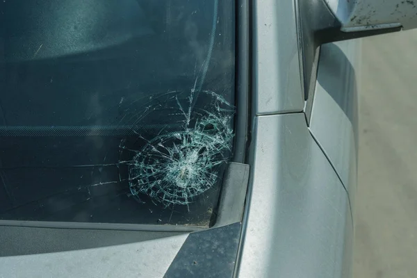 Uszkodzony Samochód Szyby Kamienie Polnej Drodze Spod Koła Prędkością Rozbijanie — Zdjęcie stockowe