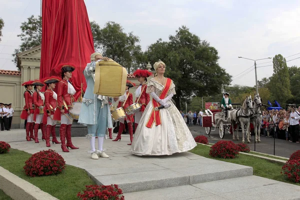 乌克兰奥德萨 2012年9月29日 乌克兰奥德萨 俄罗斯女皇凯瑟琳在苏沃洛夫纪念碑开幕期间的戏剧表演时间 美丽的年轻女孩鼓手 — 图库照片
