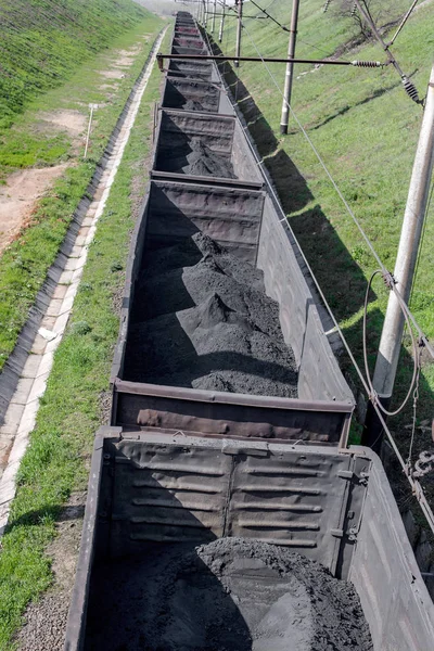 黒い細かい石炭の貨物鉄道車は鉄道で移動 平面図です 小さなモーション ブラーします — ストック写真