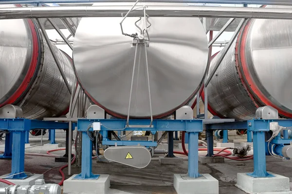 Grandes Tanques Tambores Alumínio Tubulações Planta Moderna Para Produção Indústria — Fotografia de Stock