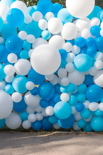 Şenlikli Sisme Balonlar bir çocuk Festivali, festival bir dekorasyon olarak kazandı. Parlak balonlar neşeli bir mutlu tatil.