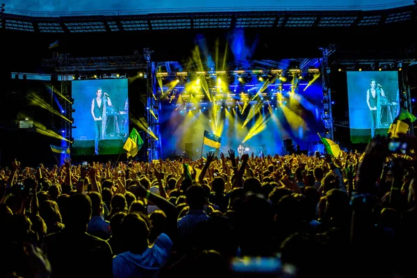 오데사 우크라이나 2014 크리에이 우크라이나 Elzy의 콘서트에 경기장에서 재미를 사람들의 — 스톡 사진