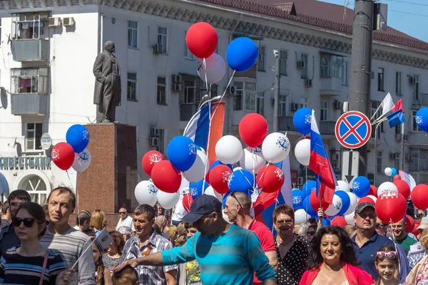 俄罗斯诺沃罗斯斯克 2018年5月1日 五一示威 节日期间拿着横幅的人庆祝劳动节 5月1日所有劳动人民 在殖民地游行的人们 — 图库照片