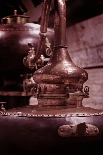 Średniowieczne Distiller Tradycyjnej Kostki Wykonane Miedzi Produkcji Alkoholu Koniaki Whisky — Zdjęcie stockowe