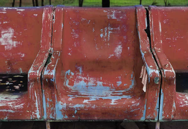 Pusty Stare Krzesła Plastikowe Dla Widzów Liczba Pustych Miejsc Starym — Zdjęcie stockowe