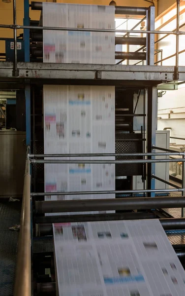 新闻报纸印刷发行量的工作过程 传送带带 报纸在处理过程中运行 印刷产品印刷时的现代印刷设备工作 — 图库照片