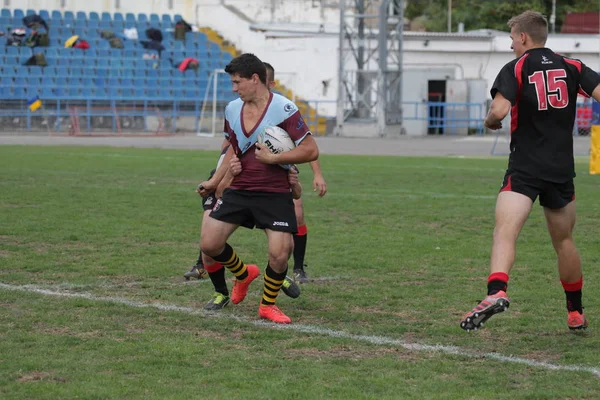 Odessa, Ukrayna - 29 Eylül 2018: Final Oyunları Şampiyonası Ukrayna'nın en güçlü takımları Rugby-7. Rugby topu alan üzerinde. Rugby topu için ağır mücadele sahip. Takım sporcular oyuncular sahada