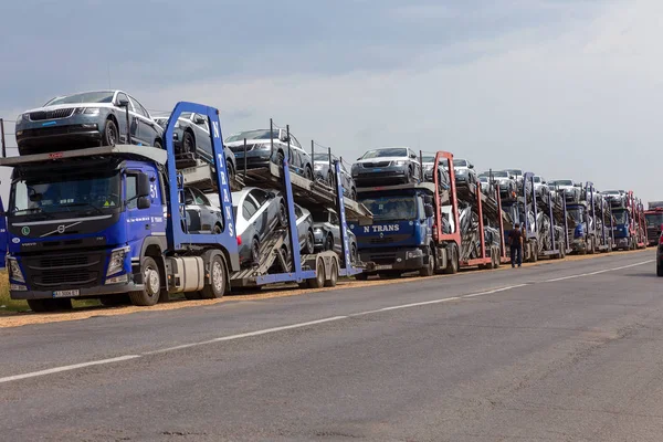 Odessa, Ukrayna 1 Eylül 2017: Araba taşıyıcıları arabaya taşımak. Özel kamyonlar arabayla taşımacılığı. Çok katmanlı ulaşım araçları için özel römork. Arabalar römork taşıma