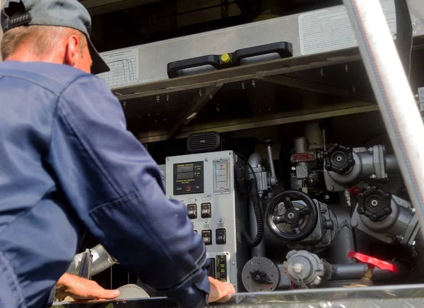 Odessa, Ukrayna - 5 Ağustos 2017: itfaiyeci itfaiye arabası üzerinde. Yangın söndürme araç açık havada özel ekipman ile. İtfaiye araçları, su yanma bölgesi. İtfaiye su