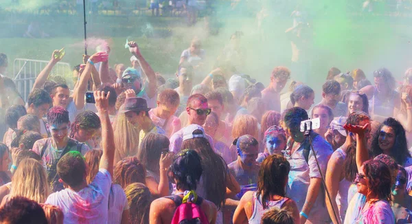 Odessa, Ukrayna - 5 Ağustos 2017: Gençler, bayanlar baylar bayram tatil sırasında renkli toz içine atma iyi eğlenceler. Festivali renkli boya. renkler aşk festival. Renk fest