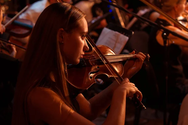 奥德萨 乌克兰 2018年7月19日 交响乐团在舞台上 舞台上的音乐剧 交响乐团 乐器的音乐家 爵士乐乐队在舞台上 选择性对焦 — 图库照片