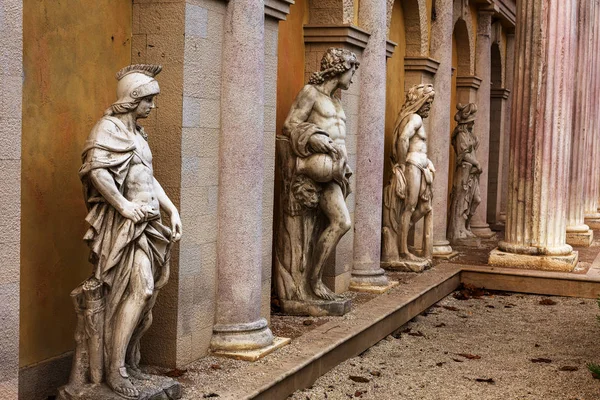 Copies Classic Greek Statues Adorn Facade Abandoned Hotel Plaster Copies — Stock Photo, Image