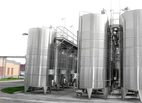 大型アルミ タンクをドラムし ワイン食品の生産のための近代的な工場のパイプラインします グレープ ジュースとワインの発酵タンクの断片化 — ストック写真