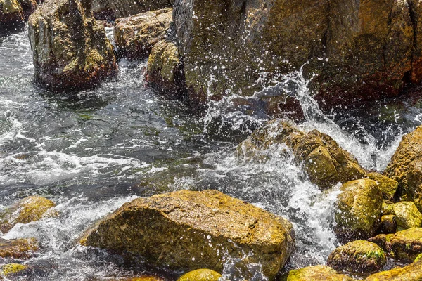 Büyük Dalga Sıçrama Deniz Suyu Kayalar Kayalıklarla Karşı Yenerek Yukarıda — Stok fotoğraf