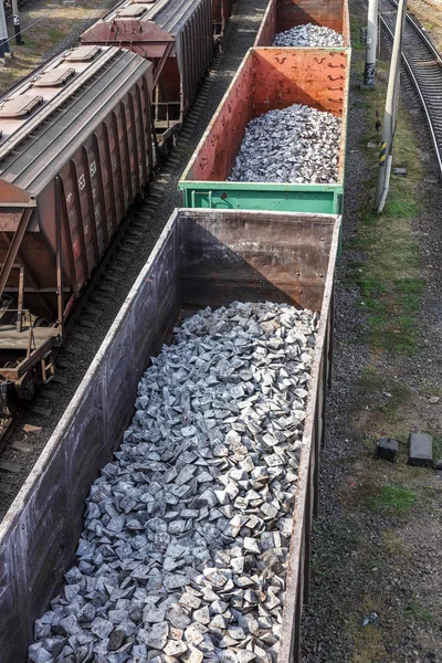 オデッサ ウクライナ 2015 ターミナル支店鉄道の貨物列車 鉄道輸送 鉛地金を運ぶ鉄道のビレット メタル 進行中の列車 — ストック写真