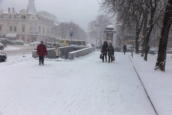 奥德萨 乌克兰 2018年1月16日 强烈的降雪 冬季城市街道的气旋 汽车被雪覆盖着 滑溜溜的路 冬天的坏天气 大雪和暴风雪 行人去下雪 — 图库照片
