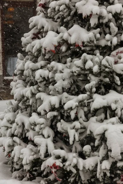 Сильный Снегопад Улицах Города Зимой Автомобили Покрыты Снегом Скользкая Дорога — стоковое фото