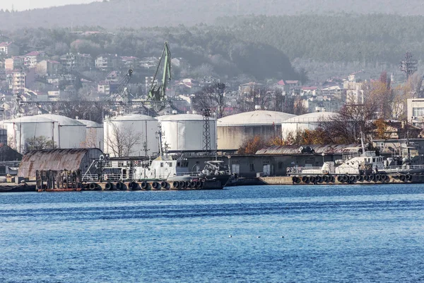 ヴァルナ ブルガリア 2015 黒海ヴァルナ港 大型海上クレーン 貨物貨物産業船舶に読み込まれます — ストック写真