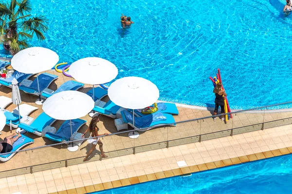 オデッサ ウクライナ 高価なホテルのネモにカスケード プール Dzhakusi および白いクジラ イルカと一緒に泳ぐ人気のある休日の観光客バー 2014 日のオデッサ ウクライナ — ストック写真